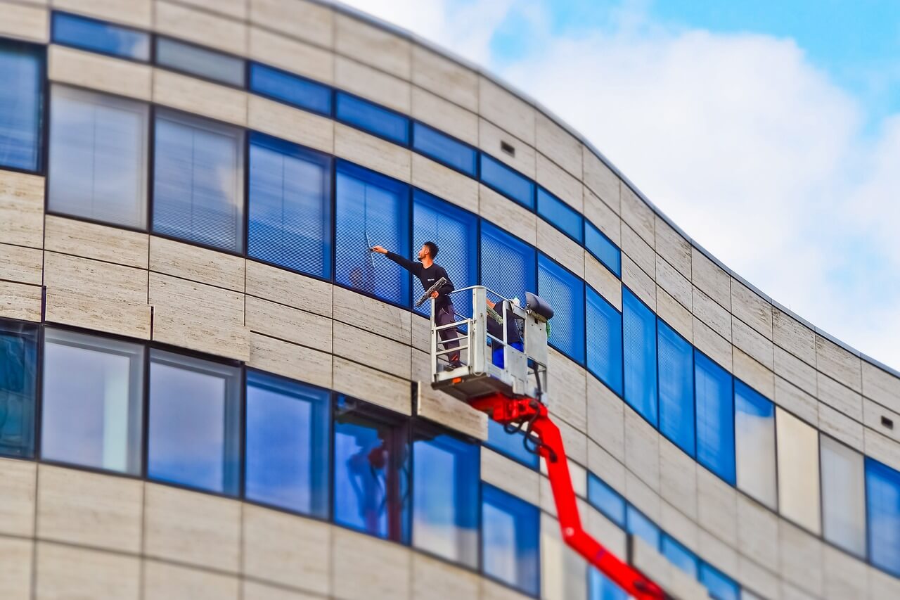 Mycie okien w wieżowcach – do kogo się zgłosić po pomoc - foto