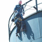 Alpinista przemysłowy – czym różni się od zwykłego alpinisty