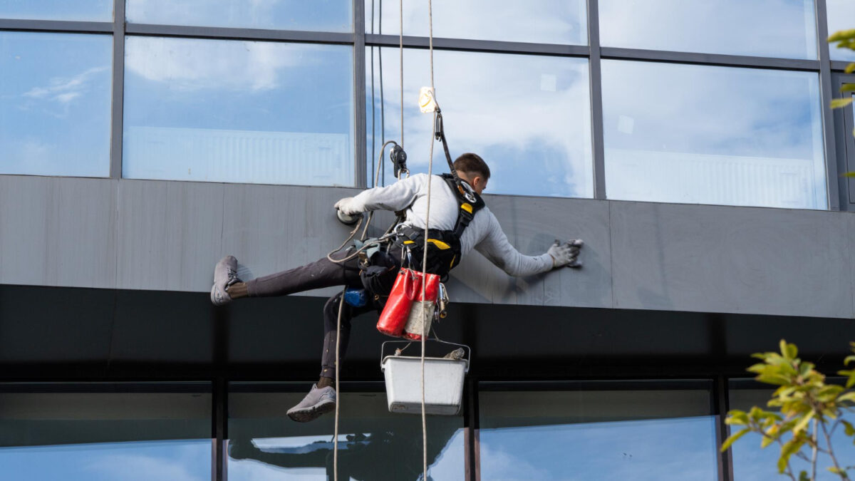 Czy na mycie elewacji ma wpływ lokalizacja budynku