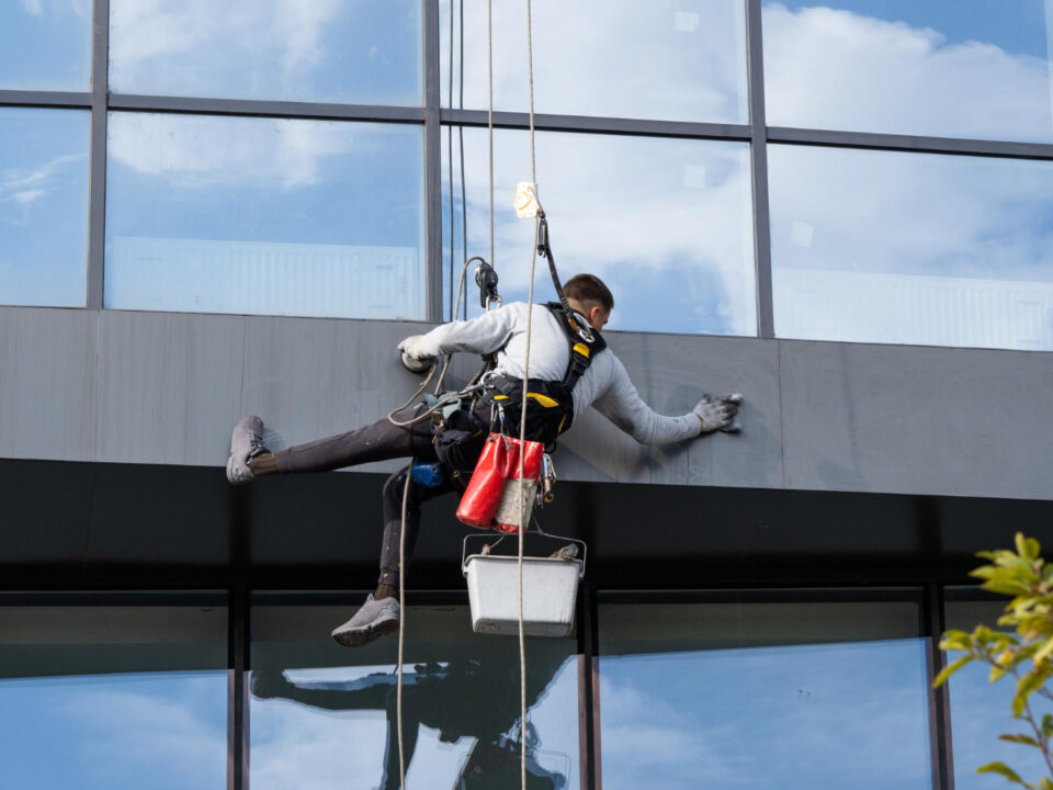 Czy na mycie elewacji ma wpływ lokalizacja budynku