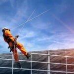 Czy alpinista przemysłowy wykonuje również prace budowlane na wysokości?