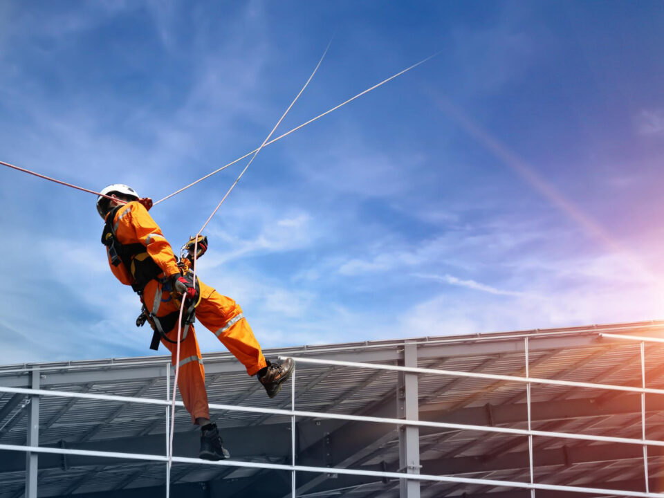 Czy alpinista przemysłowy wykonuje również prace budowlane na wysokości?