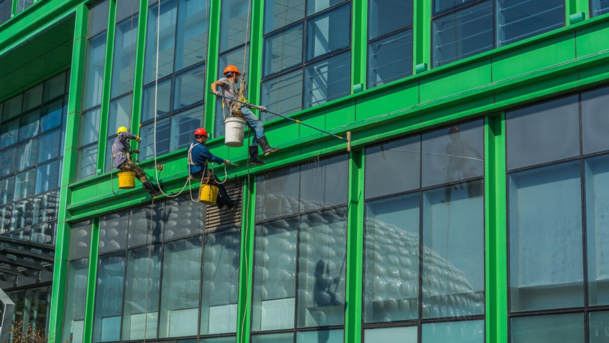 Jak się przygotować do czyszczenia dużych witryn sklepowych