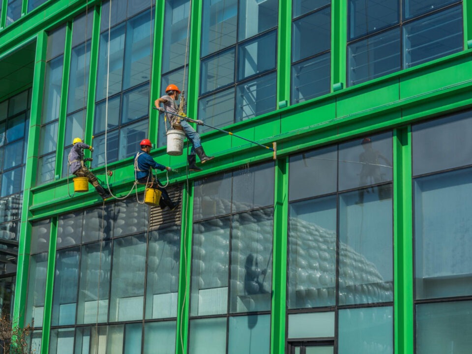 Jak się przygotować do czyszczenia dużych witryn sklepowych